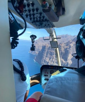 Reservar – Volar en helicóptero por los acantilados de Los Gigantes